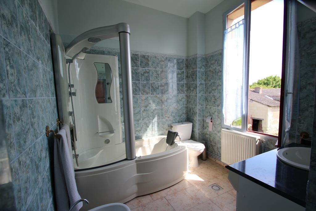 Bed and Breakfast Domaine Des Roses Vaudelnay Habitación foto